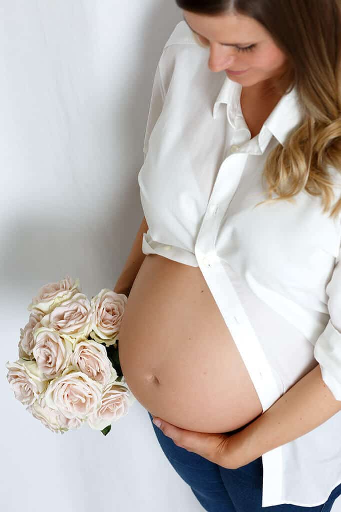Schwangerschaft - Fotoshooting mit Blumen